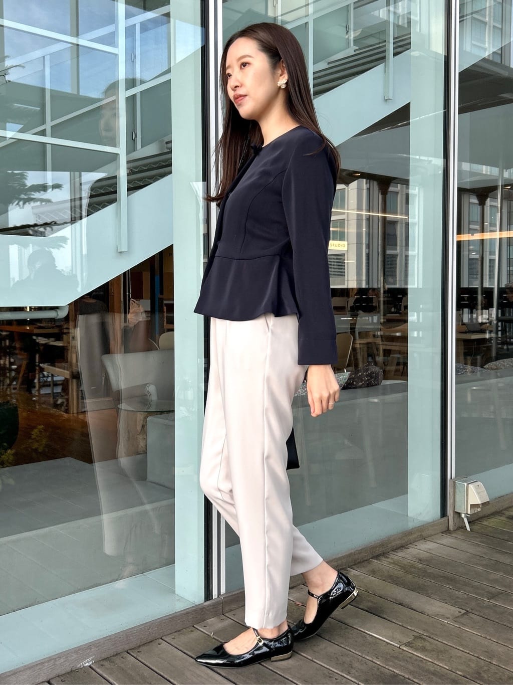 teiさんの「Couture brooch｜【ハレの日・通勤】パール調釦テーパードパンツ」を使ったコーディネート