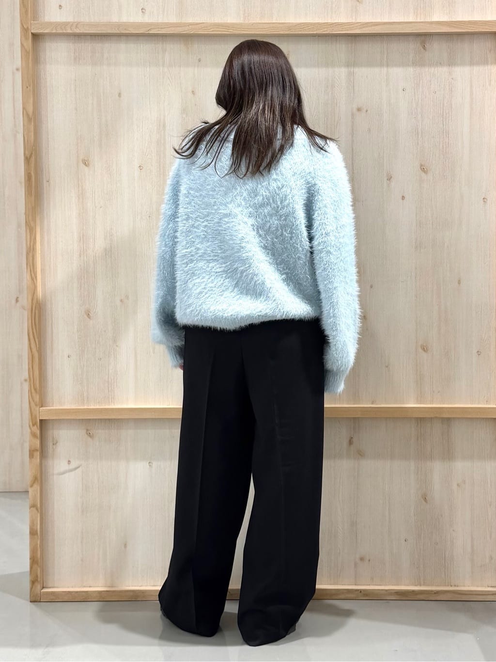 nanaさんの「THE SHOP TK｜着るたびときめく ふんわりフェザーシャギーニット」を使ったコーディネート