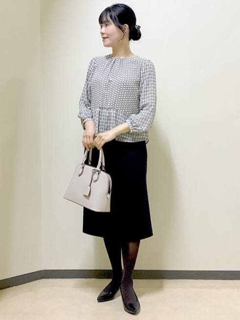  beni_gingerさんの「Reflect｜【きちんと見え／セットアップ可／通勤におすすめ◎】ペプラムプリントブラウス」を使ったコーディネート