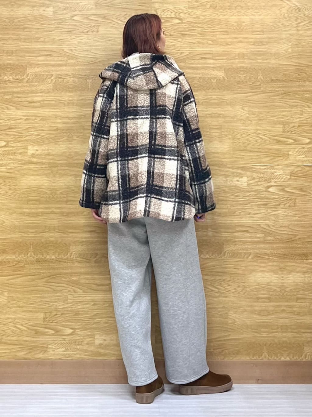 もすさんの「SHOO･LA･RUE｜【洗濯機可/あったか/S-LL】裏起毛ストーン付き スウェットカーブパンツ」を使ったコーディネート