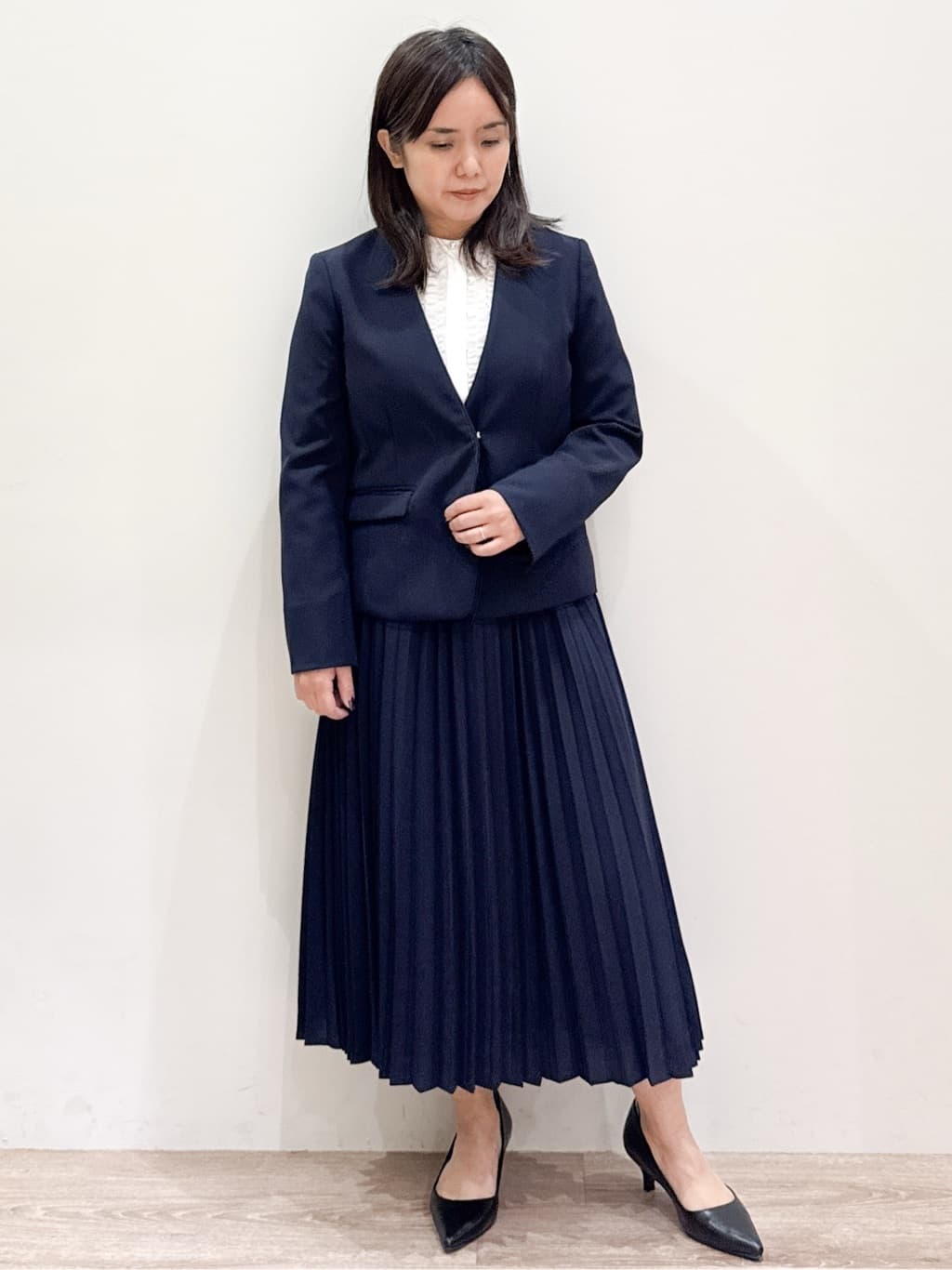 しまじろさんの「OPAQUE.CLIP｜《通勤／セットアップ対応》 パイピングVネックジャケット【洗濯機OK】」を使ったコーディネート