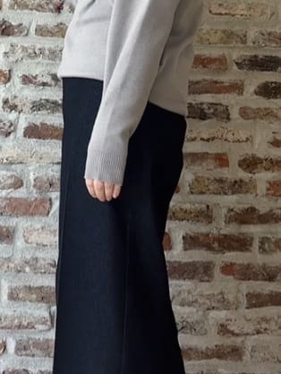 tokiさんの「THE SHOP TK｜【すっきりシルエットが叶う】大人のためのVネックニット/毛玉になりにくい/静電気防止/洗濯機OK」を使ったコーディネート