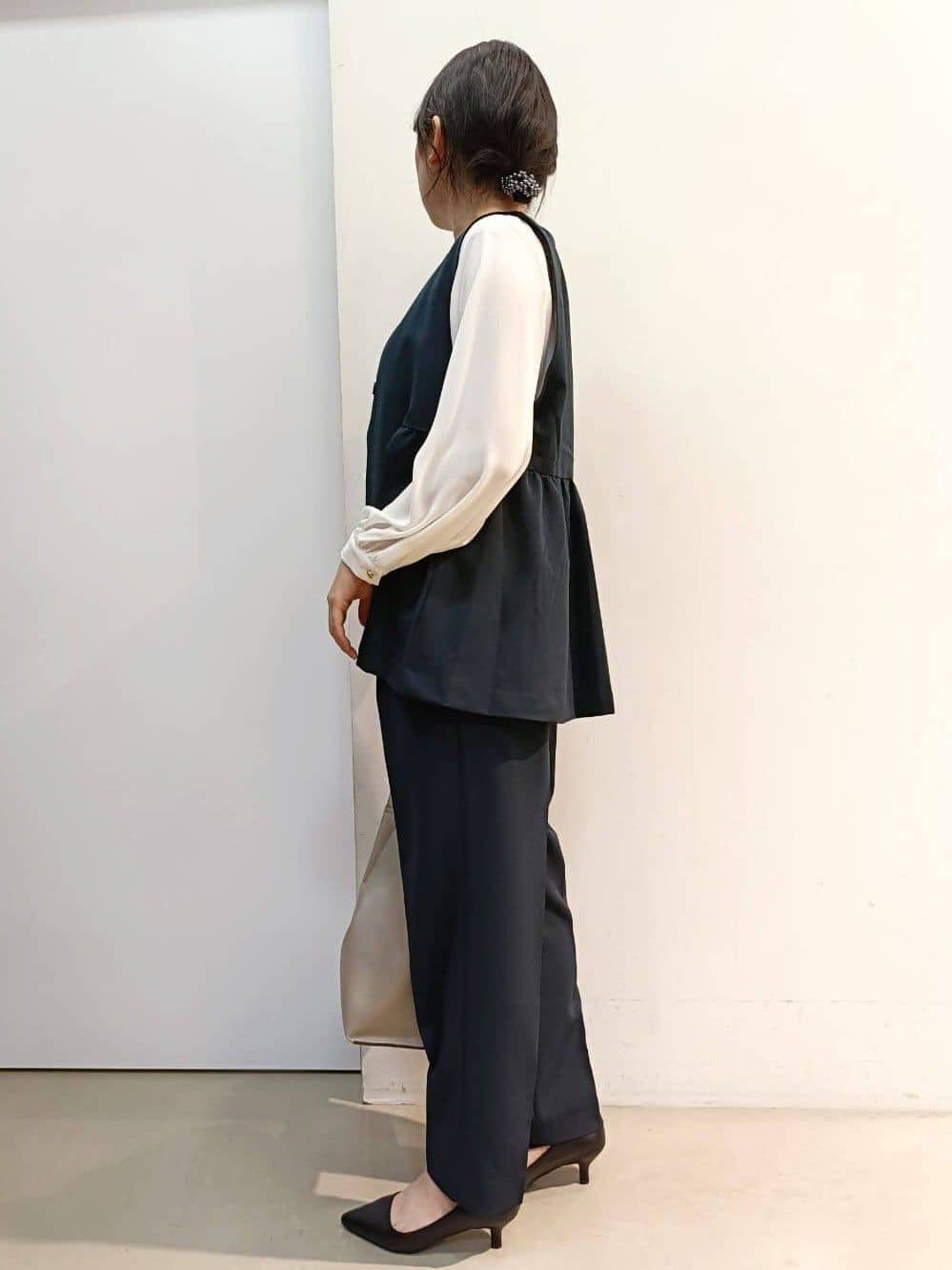 あんさんの「THE SHOP TK｜【通勤・きちんと見えに】ダブルクロス ペプラムジレ/セットアップ可」を使ったコーディネート