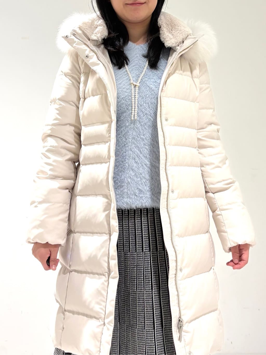 momokoさんの「INDIVI｜【名品／撥水／抗菌防臭】ロング丈リサイクルダウンコート」を使ったコーディネート