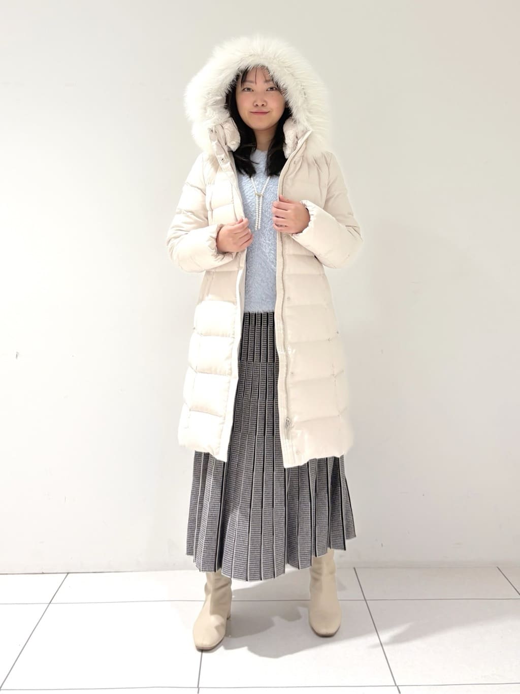 momokoさんの「INDIVI｜【名品／撥水／抗菌防臭】ロング丈リサイクルダウンコート」を使ったコーディネート