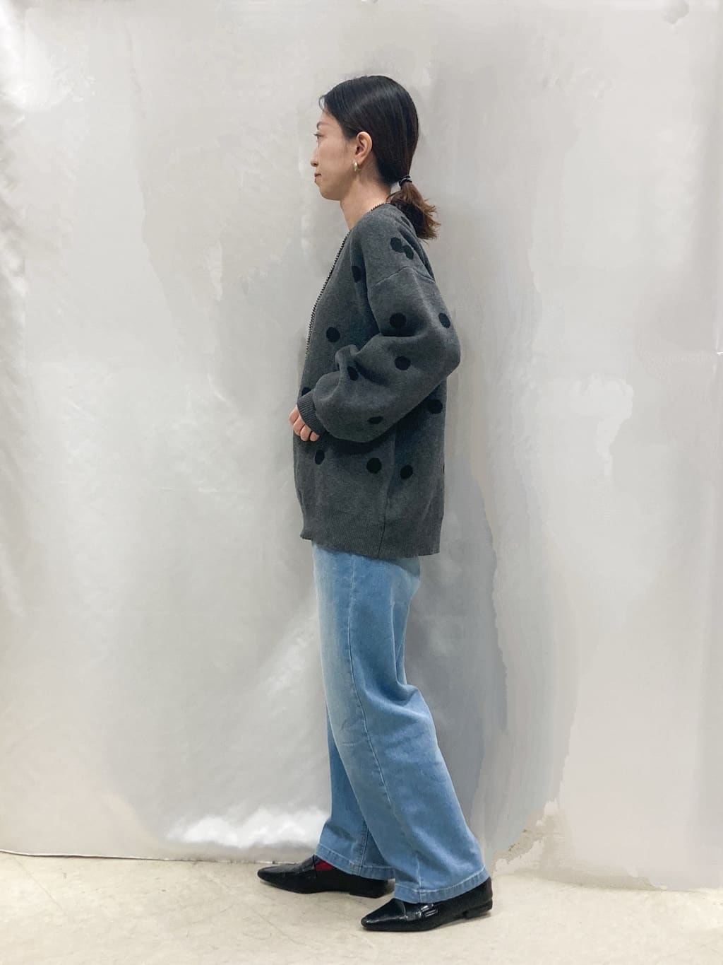 thさんの「SHOO･LA･RUE｜【S-LL/洗濯機可】体型カバーができる 大人のドット柄ニット」を使ったコーディネート