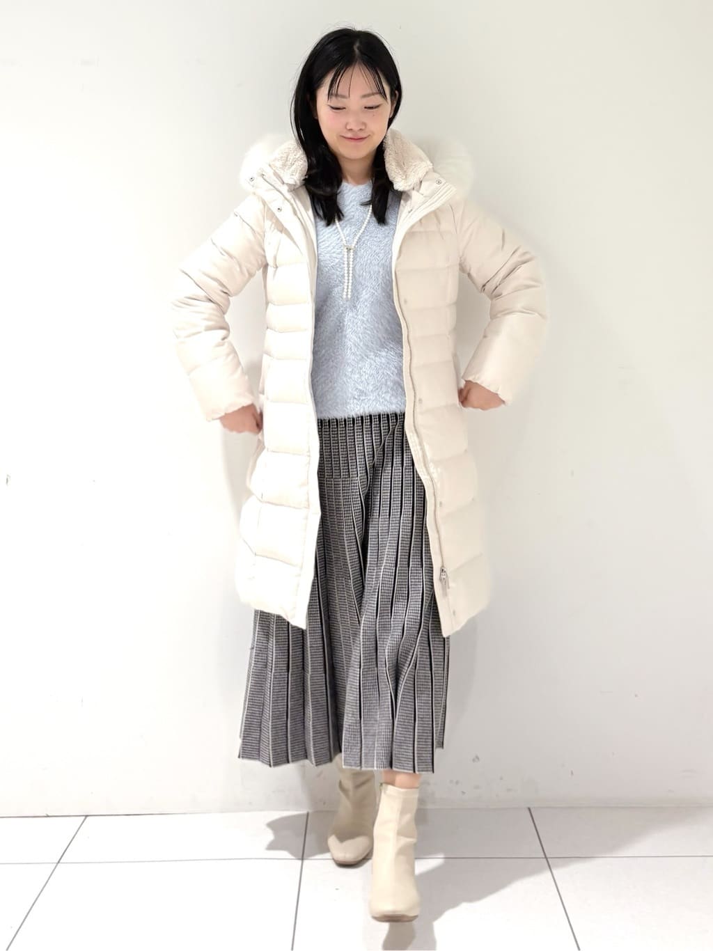 momokoさんの「INDIVI｜【名品／撥水／抗菌防臭】ロング丈リサイクルダウンコート」を使ったコーディネート