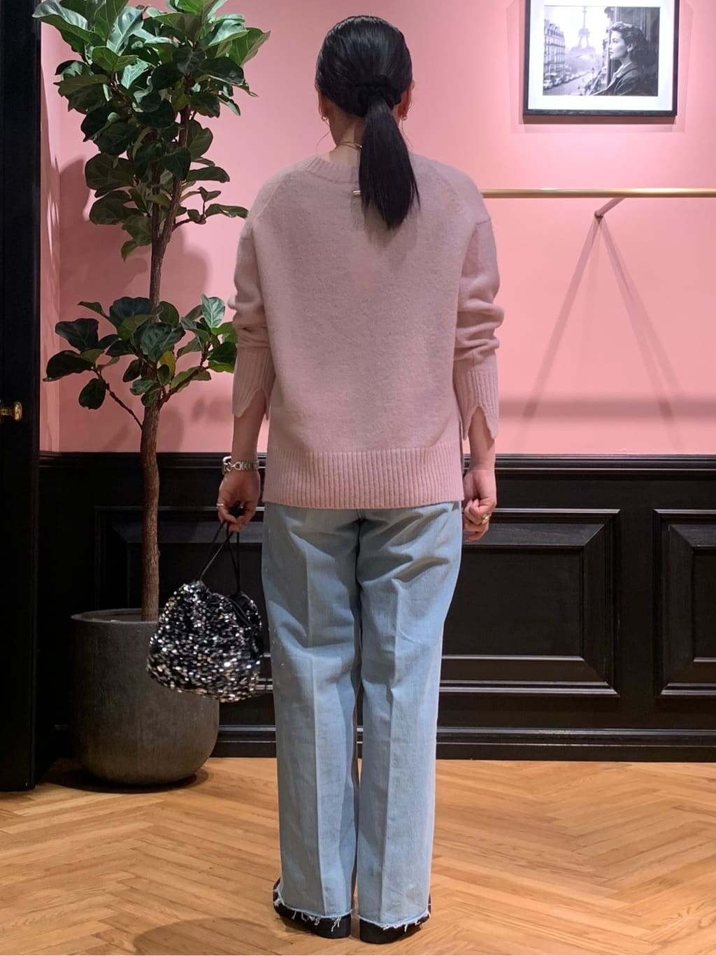 SAKAIさんの「DRESSTERIOR｜アルパカブレンドVネックニット」を使ったコーディネート