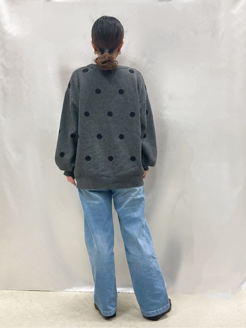 thさんの「SHOO･LA･RUE｜【S-LL/洗濯機可】体型カバーができる 大人のドット柄ニット」を使ったコーディネート