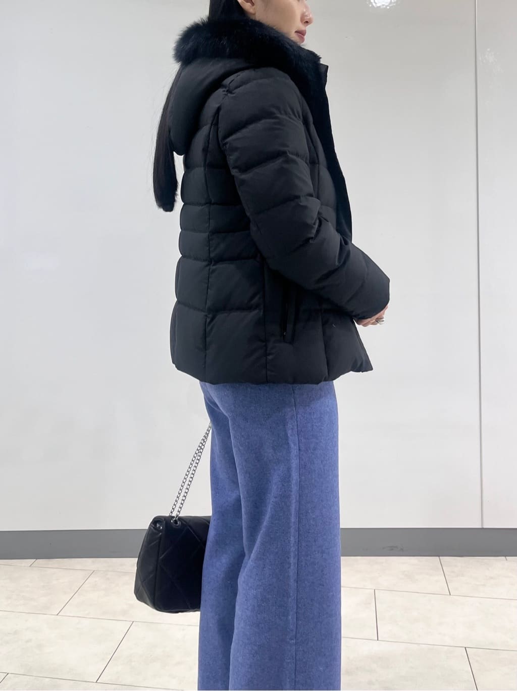 hasuさんの「INDIVI｜【名品／撥水／抗菌防臭】ショート丈リサイクルダウンコート」を使ったコーディネート