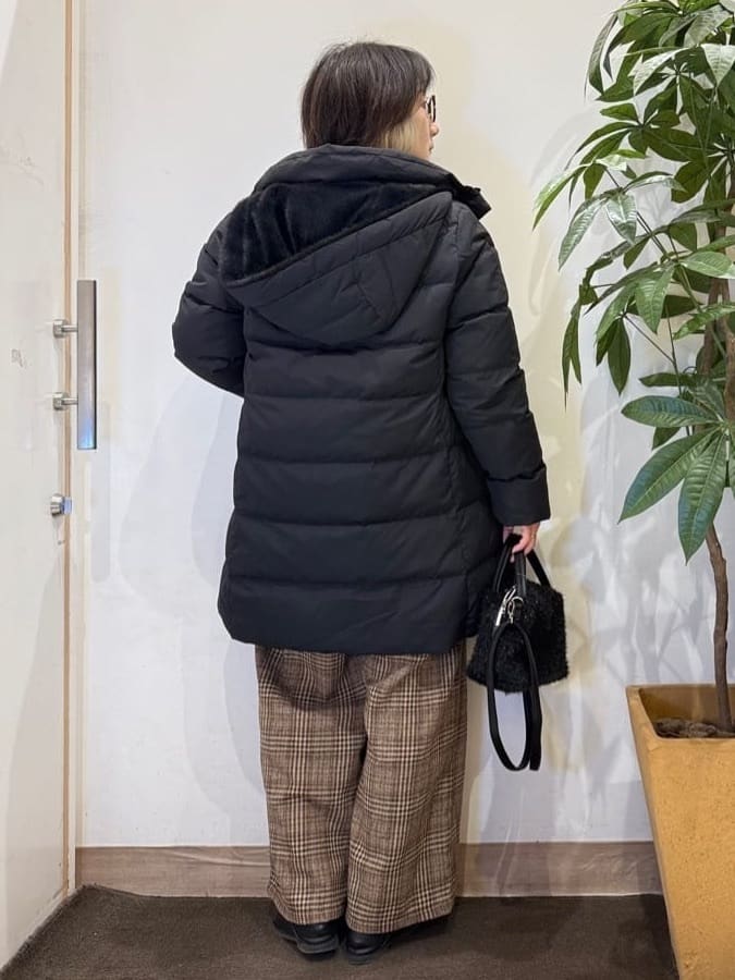 misakiさんの「SHOO･LA･RUE｜【洗濯機可/撥水】フェイクファーフード ロングダウン」を使ったコーディネート