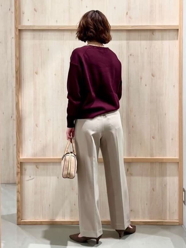 nakoさんの「THE SHOP TK｜【すっきりシルエットが叶う】大人のためのVネックニット/毛玉になりにくい/静電気防止/洗濯機OK」を使ったコーディネート