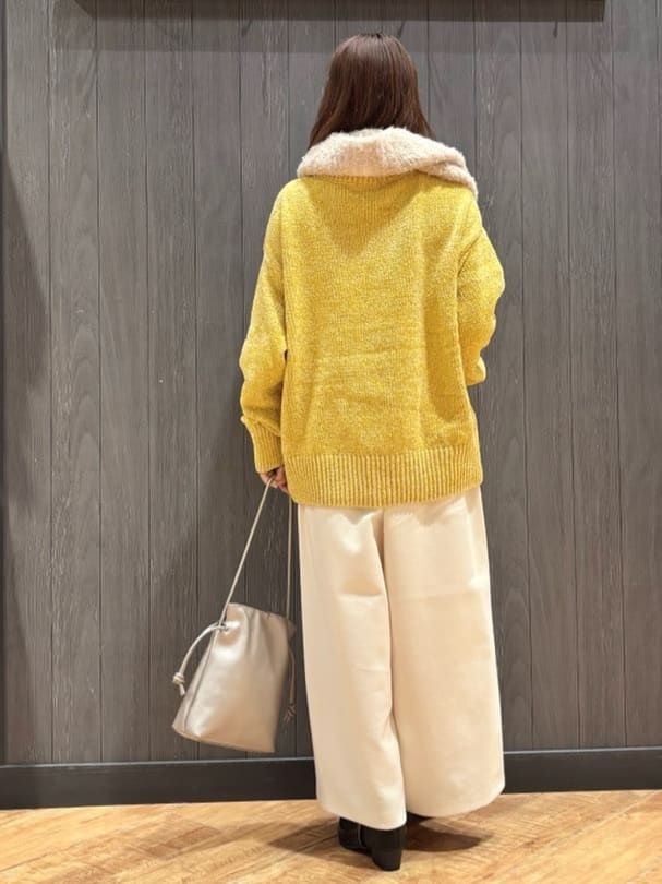 meiさんの「SHOO･LA･RUE｜【S-LL】ほんのりラメで女性らしい ベロアモールモックネックニット」を使ったコーディネート