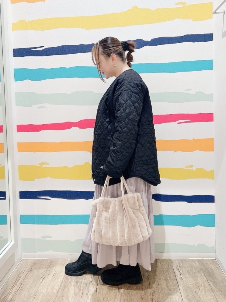 Peeさんの「SHOO･LA･RUE｜【洗濯機可/着丈選べる】オンにもオフにも 軽やかプリーツスカート」を使ったコーディネート
