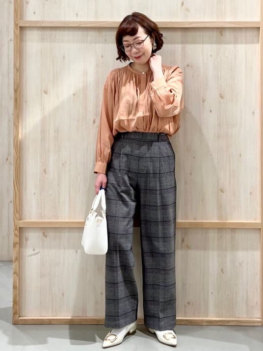 nakoさんの「THE SHOP TK｜ヴィンテージサテンギャザーシャツ」を使ったコーディネート