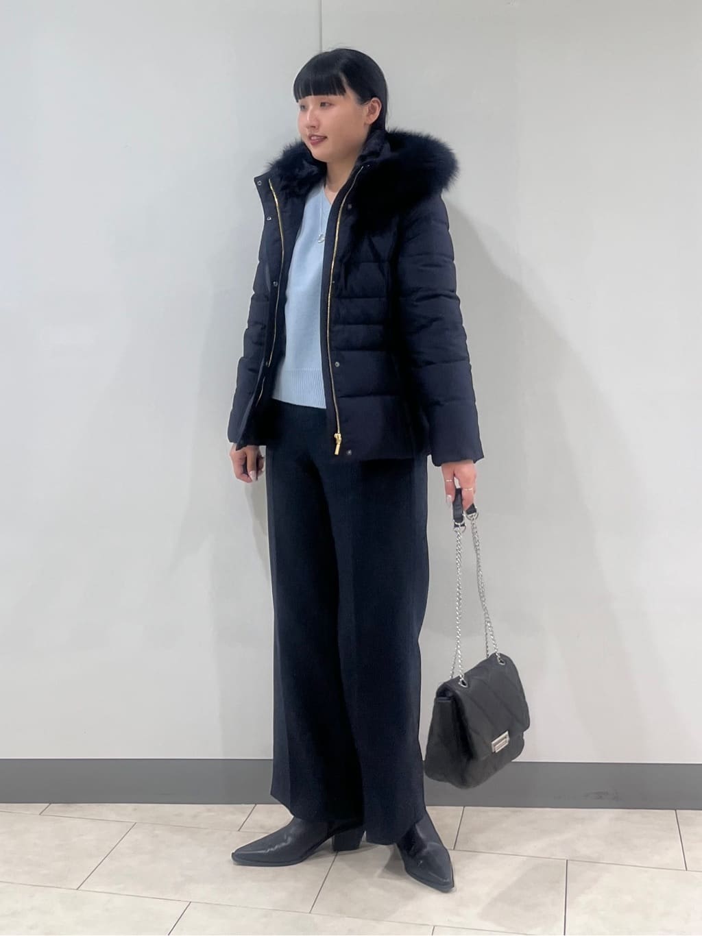 hasuさんの「INDIVI｜【名品／撥水／抗菌防臭】ショート丈リサイクルダウンコート」を使ったコーディネート