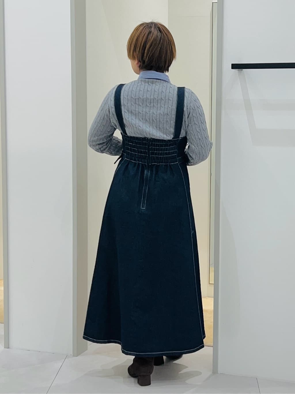 タナさんの「THE SHOP TK｜シーズンレスで着られる デニムステッチジャンスカ」を使ったコーディネート