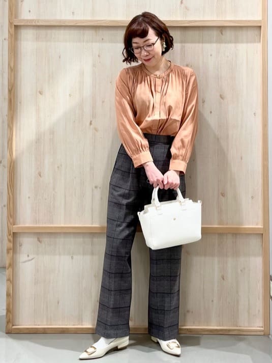 nakoさんの「THE SHOP TK｜ヴィンテージサテンギャザーシャツ」を使ったコーディネート
