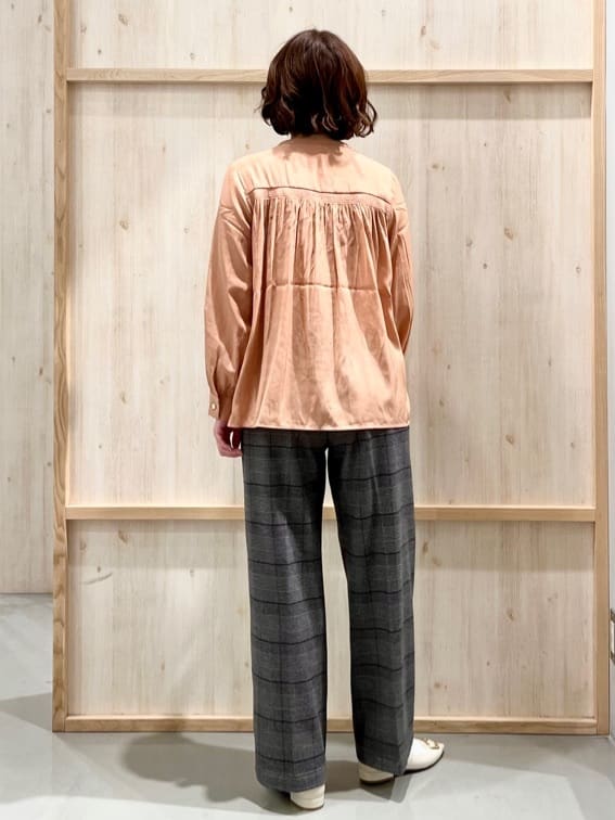 nakoさんの「THE SHOP TK｜ヴィンテージサテンギャザーシャツ」を使ったコーディネート