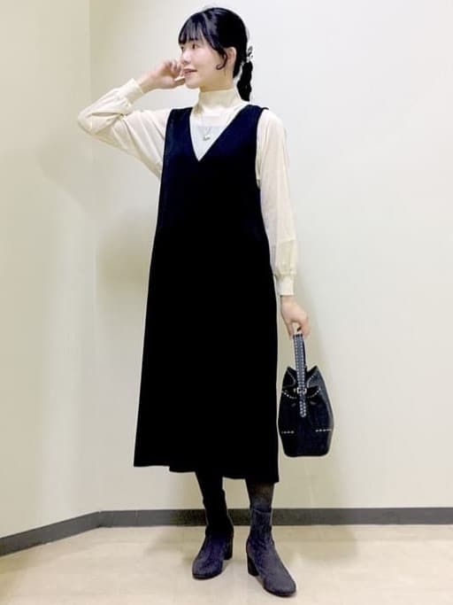  beni_gingerさんの「Reflect｜【すっきりシルエット】スエードライクジャンパースカ―ト」を使ったコーディネート