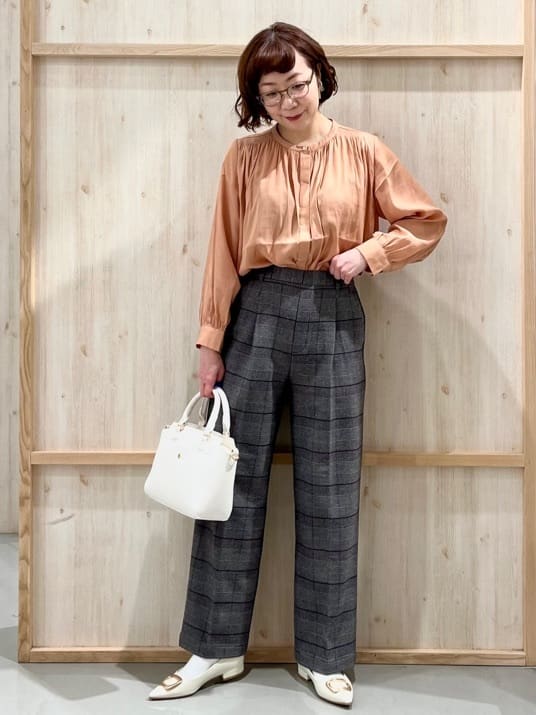 nakoさんの「THE SHOP TK｜ヴィンテージサテンギャザーシャツ」を使ったコーディネート