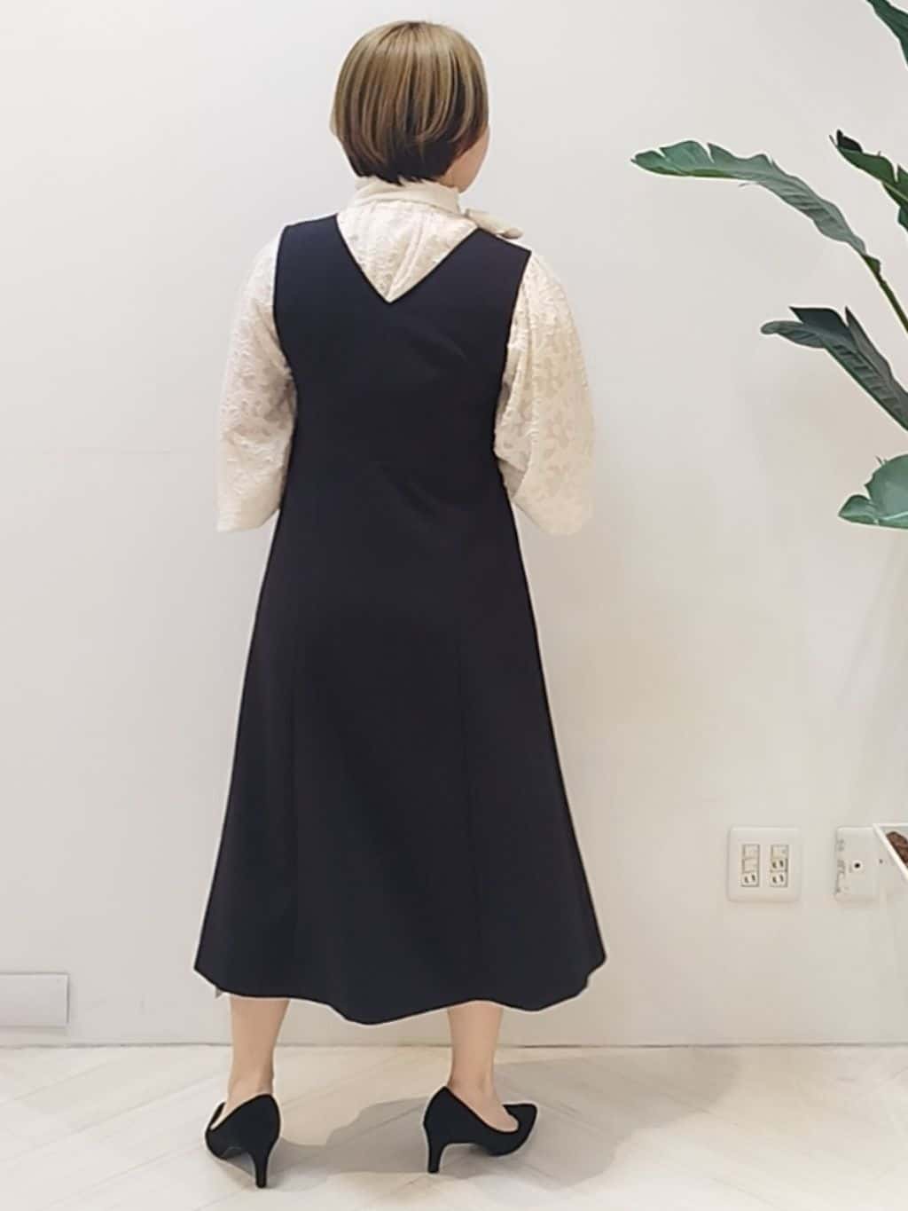 s u g iさんの「UNTITLED｜【Aライン/ワンピース】Vネックジャンパースカート」を使ったコーディネート