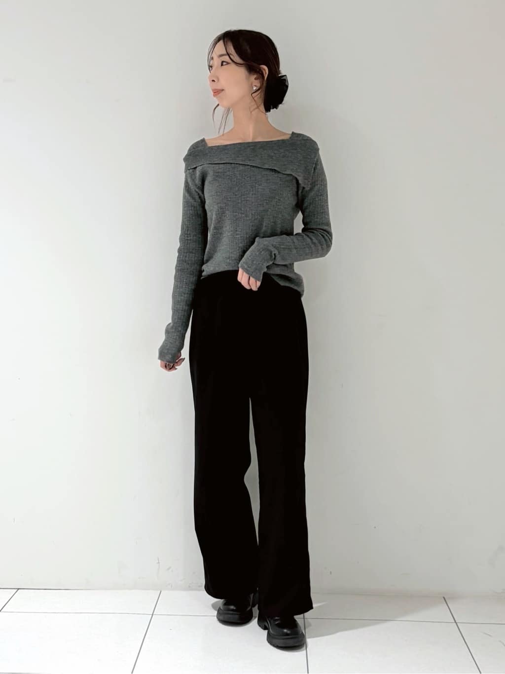 shioriさんの「INDIVI｜【再入荷】アシメオフショルニット」を使ったコーディネート