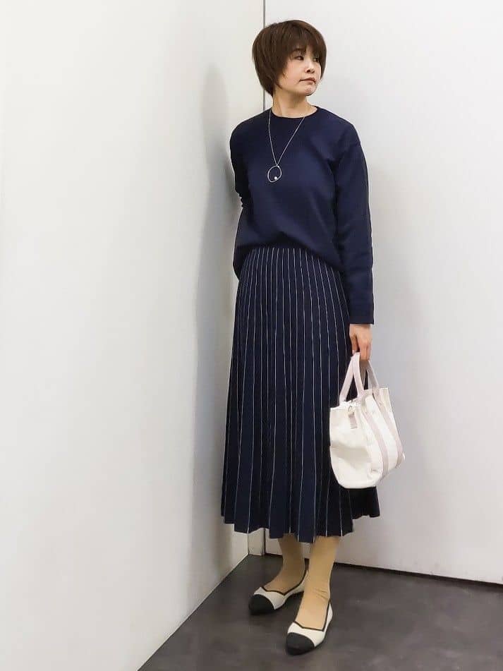 やまちゃんさんの「grove｜【SETUP可能】冬から春まで軽やかに　ラメラインニットプリーツスカート」を使ったコーディネート