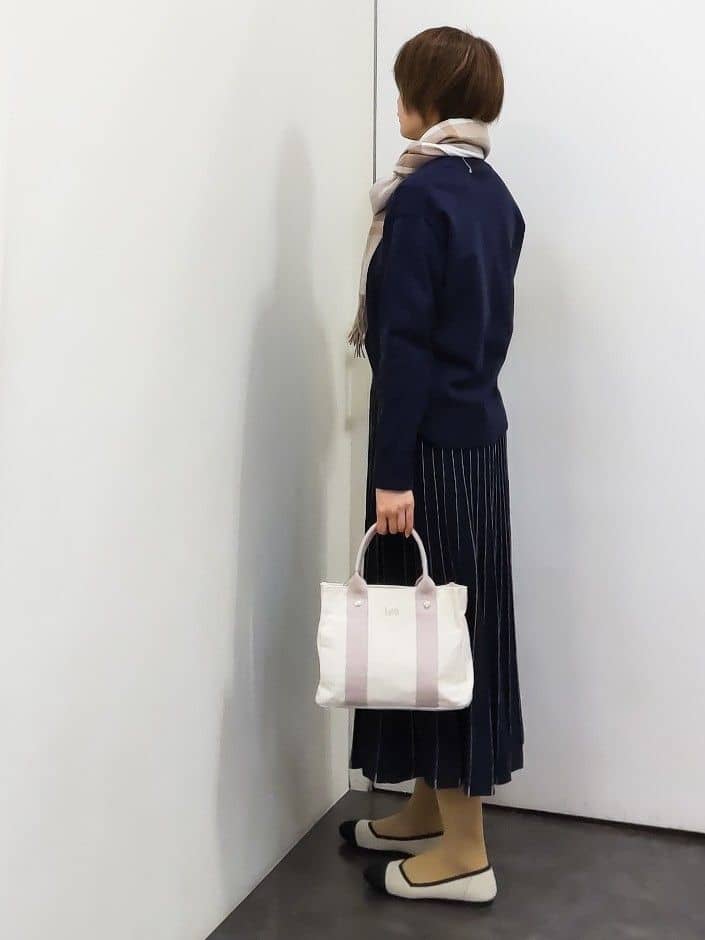 やまちゃんさんの「grove｜【SETUP可能】冬から春まで軽やかに　ラメラインニットプリーツスカート」を使ったコーディネート