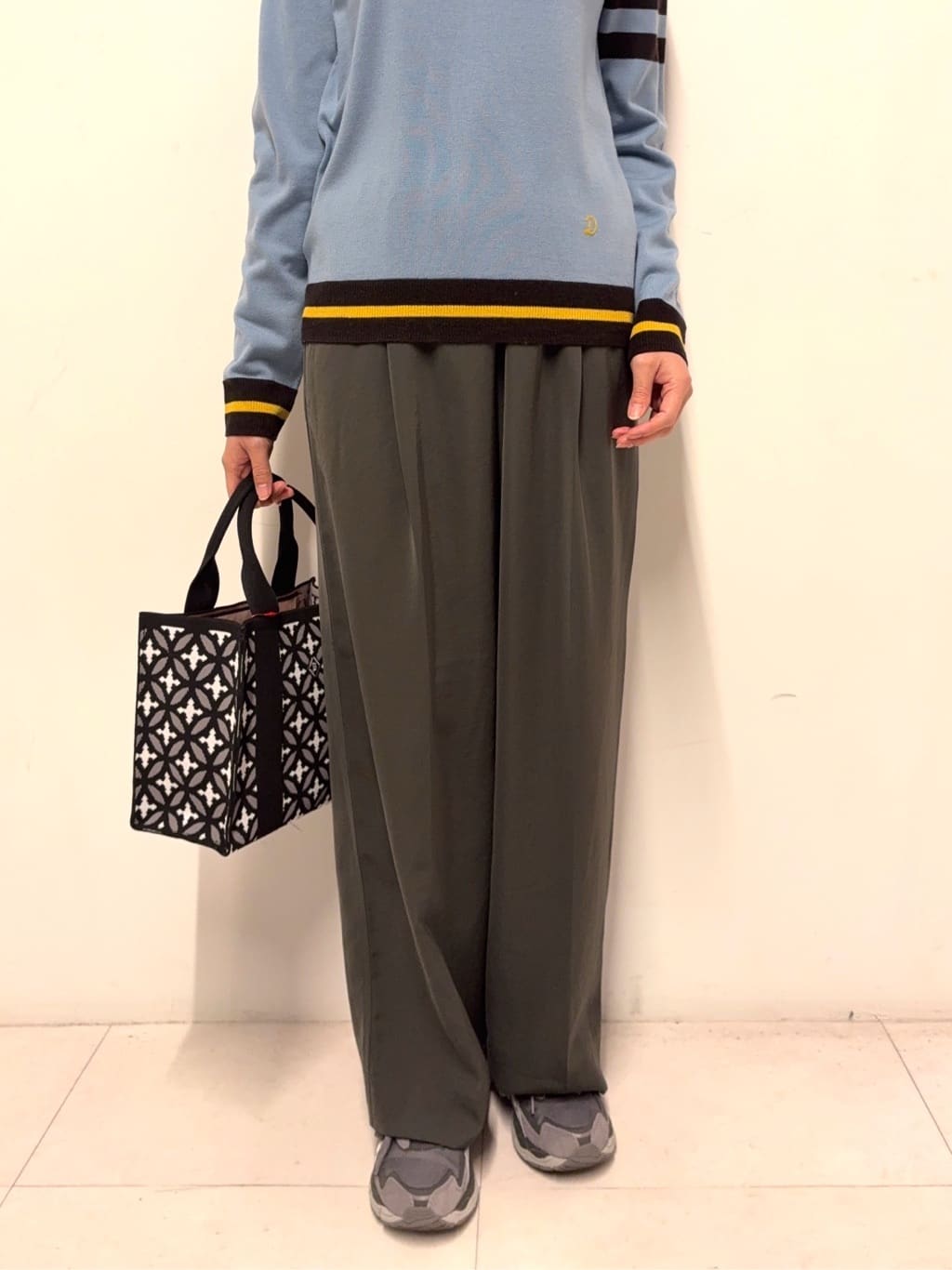 Nishijimaさんの「DRESSTERIOR｜ファインメリノクルーネックラインプルオーバー」を使ったコーディネート
