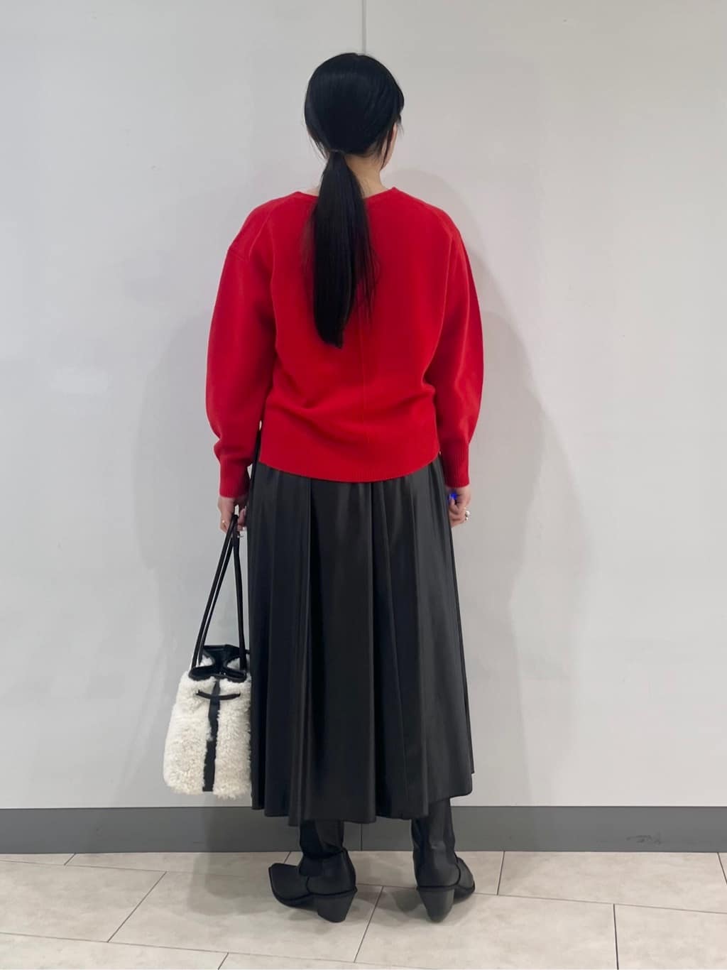 hasuさんの「INDIVI｜【名品／撥水／抗菌防臭】ショート丈リサイクルダウンコート」を使ったコーディネート