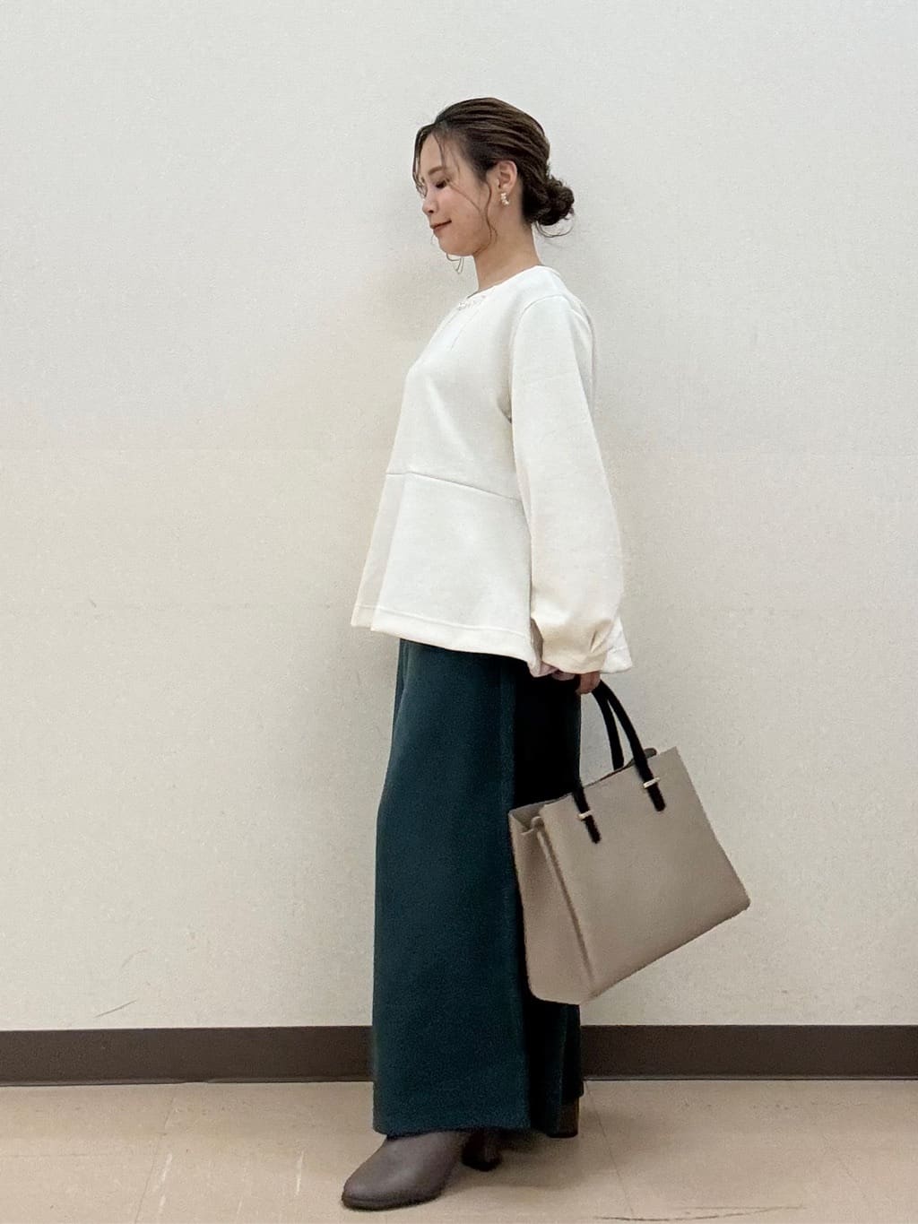 shioさんの「SHOO･LA･RUE｜【セットアップ可/S-LL/なめらかタッチ】上品見え フェイクパール付きペプラムトップス」を使ったコーディネート