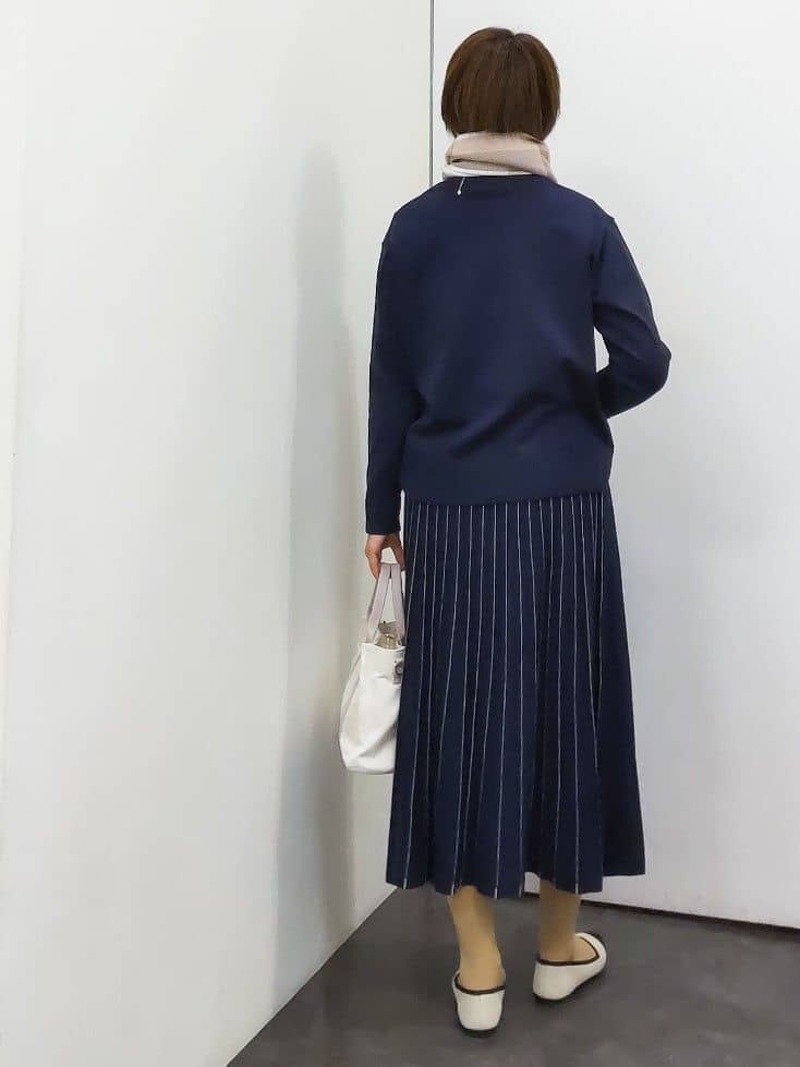やまちゃんさんの「grove｜【SETUP可能】冬から春まで軽やかに　ラメラインニットプリーツスカート」を使ったコーディネート
