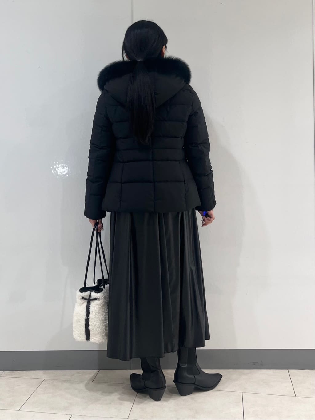 hasuさんの「INDIVI｜【名品／撥水／抗菌防臭】ショート丈リサイクルダウンコート」を使ったコーディネート