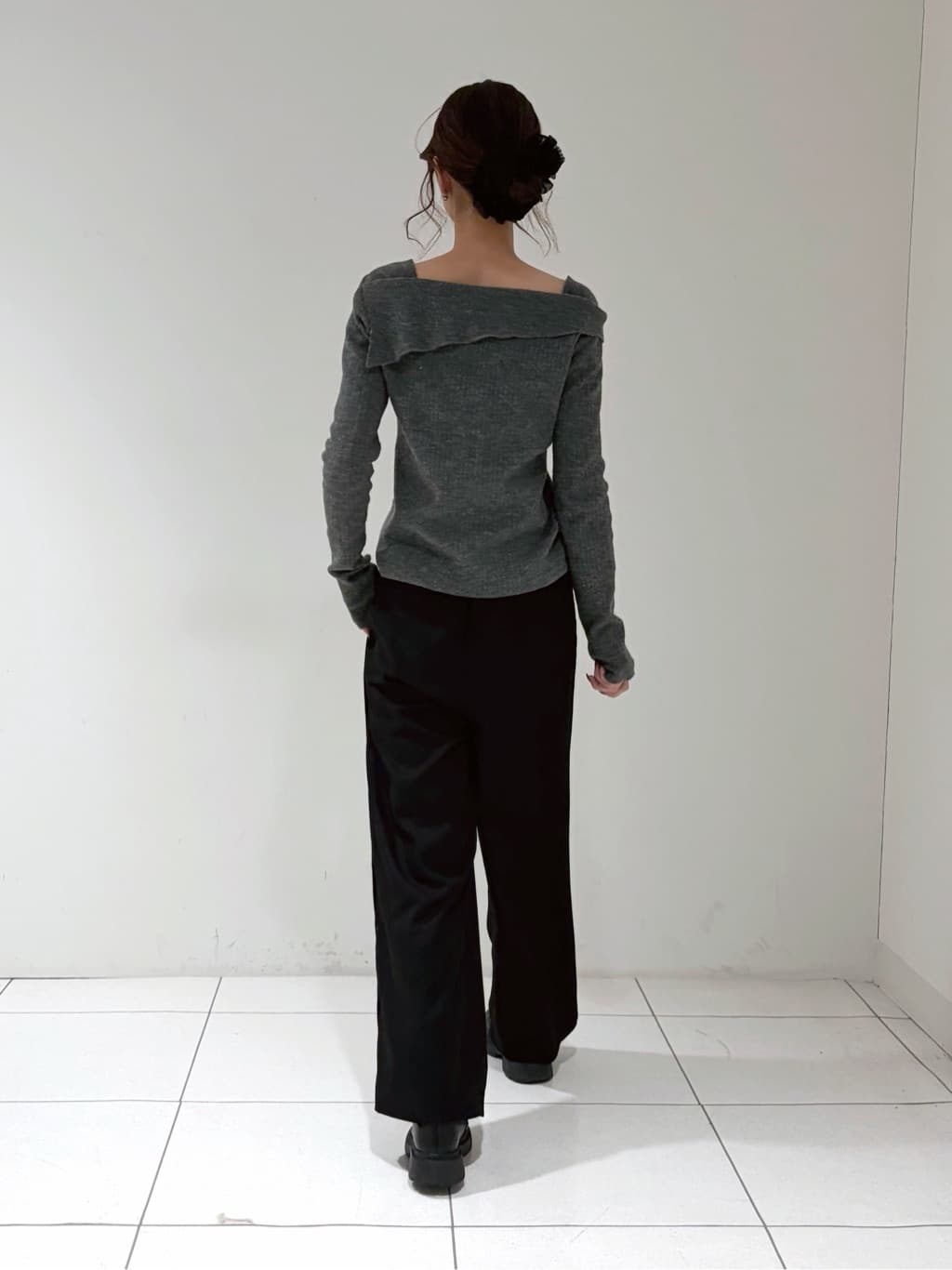 shioriさんの「INDIVI｜【再入荷】アシメオフショルニット」を使ったコーディネート