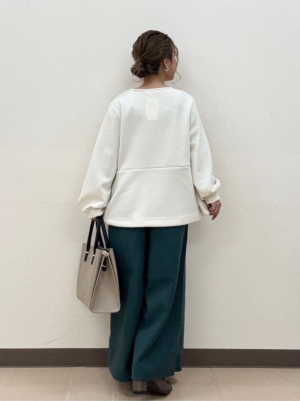 shioさんの「SHOO･LA･RUE｜【セットアップ可/S-LL/なめらかタッチ】上品見え フェイクパール付きペプラムトップス」を使ったコーディネート