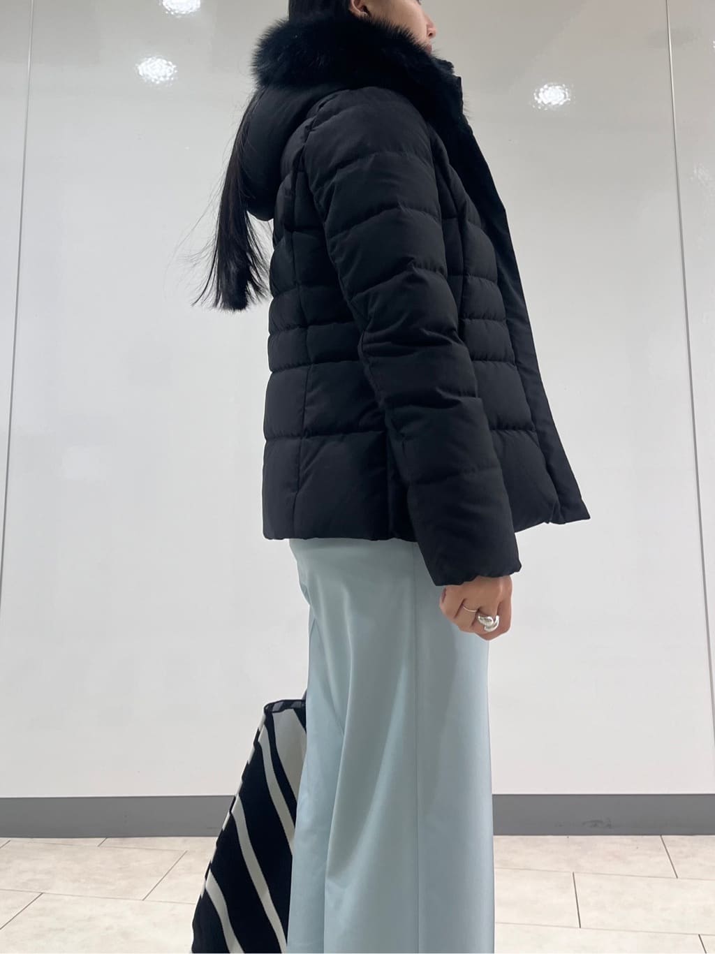 hasuさんの「INDIVI｜【名品／撥水／抗菌防臭】ショート丈リサイクルダウンコート」を使ったコーディネート