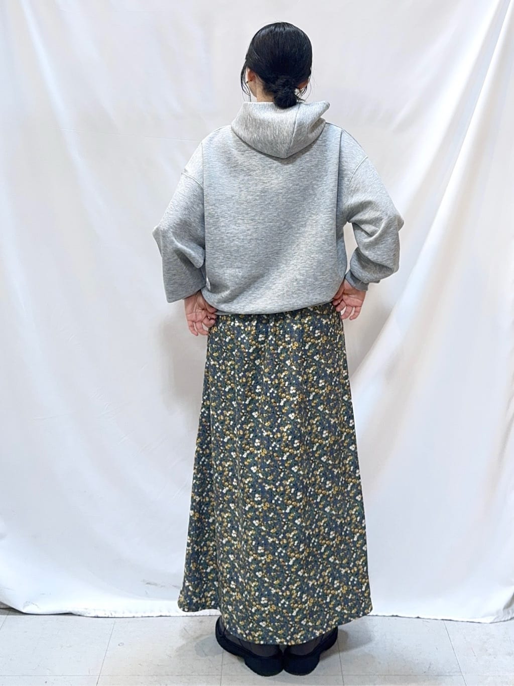 𝐇𝐢𝐫𝐨𝐦𝐢さんの「SHOO･LA･RUE｜【セットアップ可/S-LL/なめらかタッチ】選べる3柄 ロゴ入りプルパーカ」を使ったコーディネート