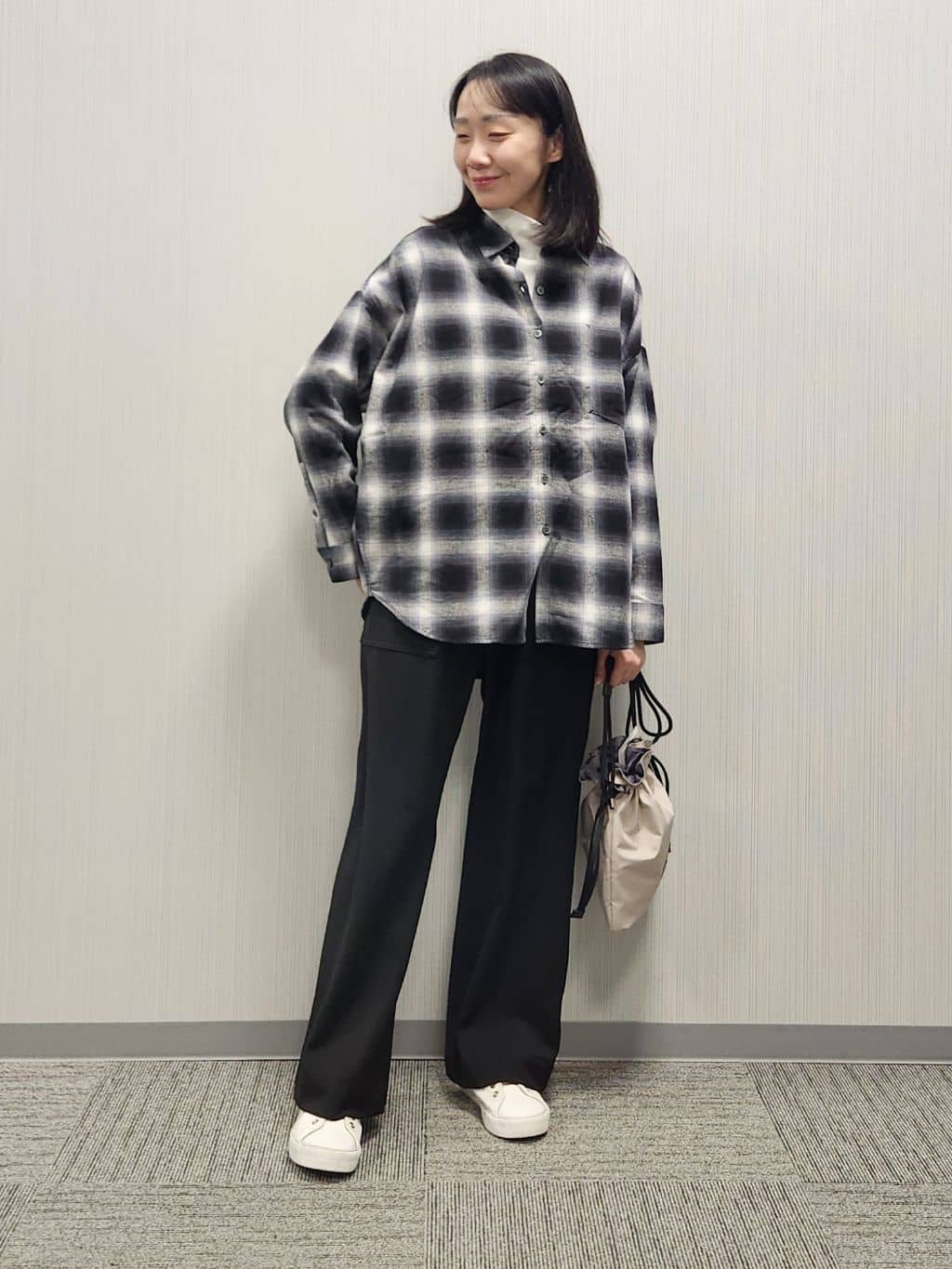 naraさんの「Dessin｜ウールカシミヤVネック」を使ったコーディネート
