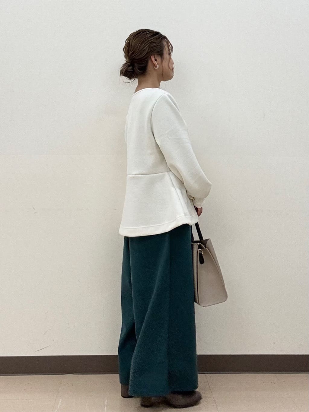 shioさんの「SHOO･LA･RUE｜【セットアップ可/S-LL/なめらかタッチ】上品見え フェイクパール付きペプラムトップス」を使ったコーディネート