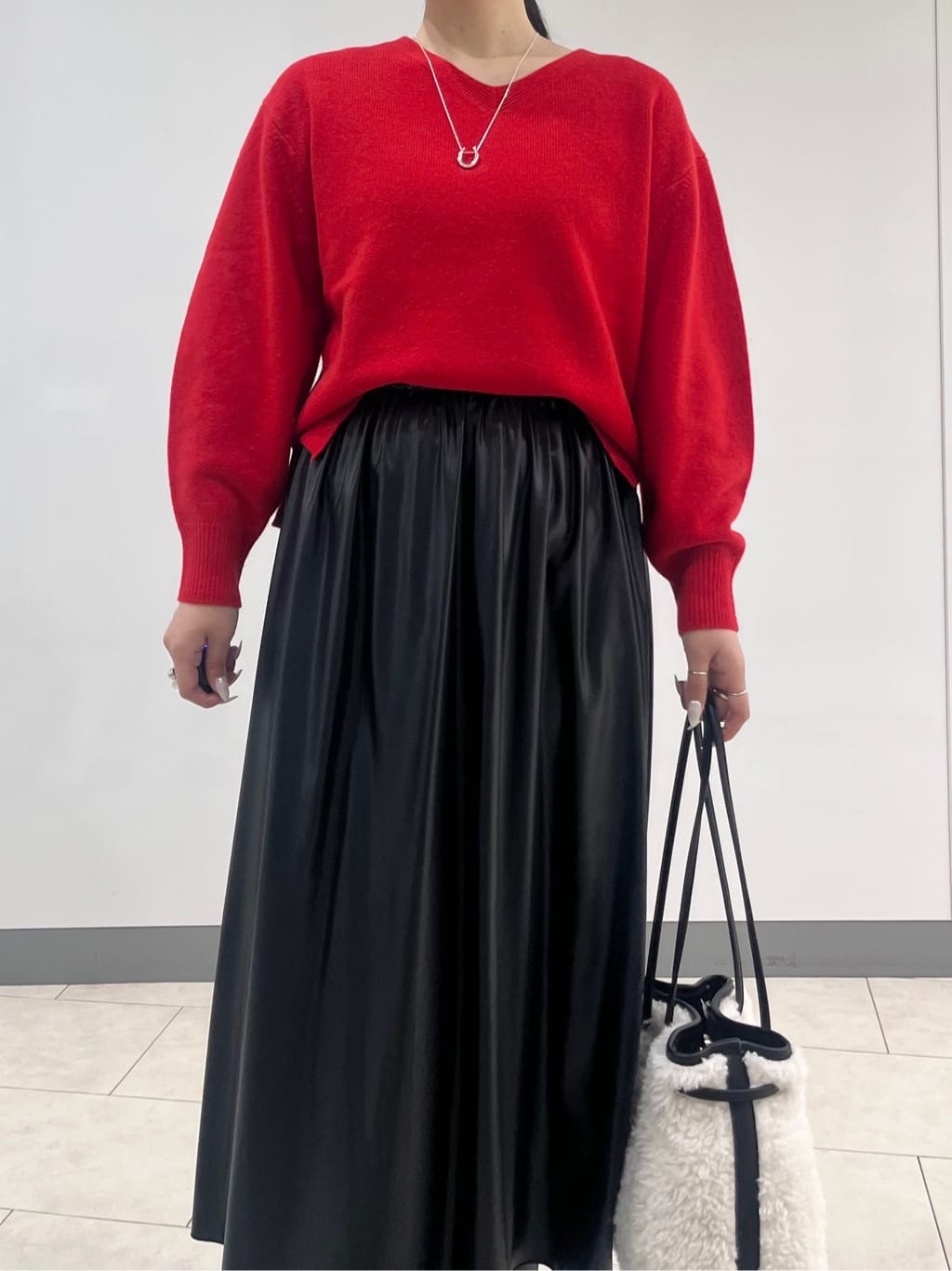 hasuさんの「INDIVI｜【名品／撥水／抗菌防臭】ショート丈リサイクルダウンコート」を使ったコーディネート