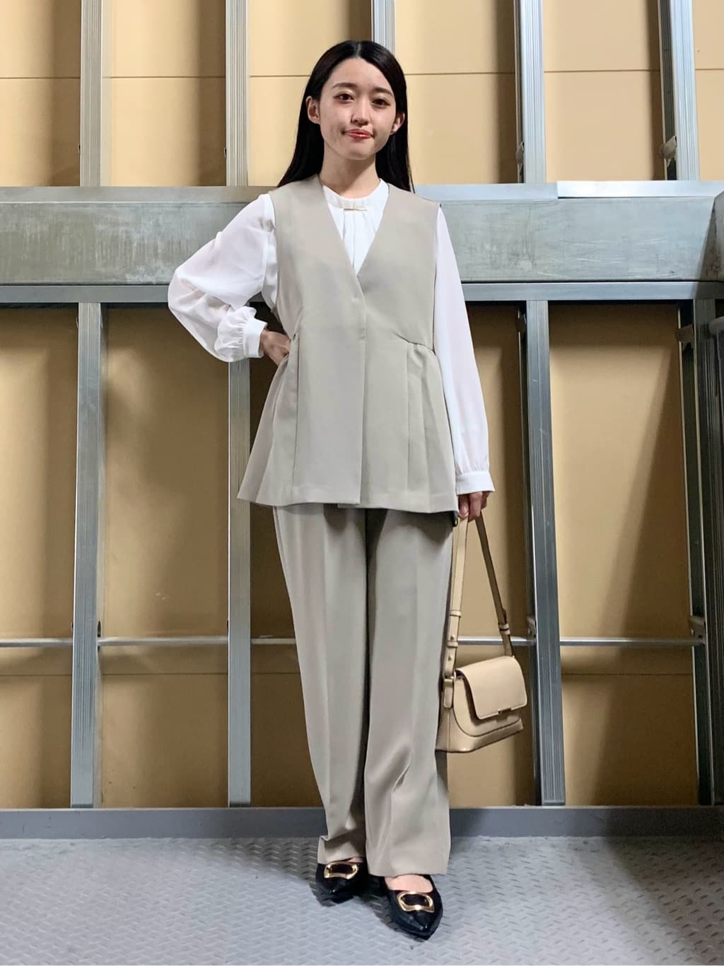 sahoさんの「THE SHOP TK｜【通勤・きちんと見えに】ダブルクロス ペプラムジレ/セットアップ可」を使ったコーディネート