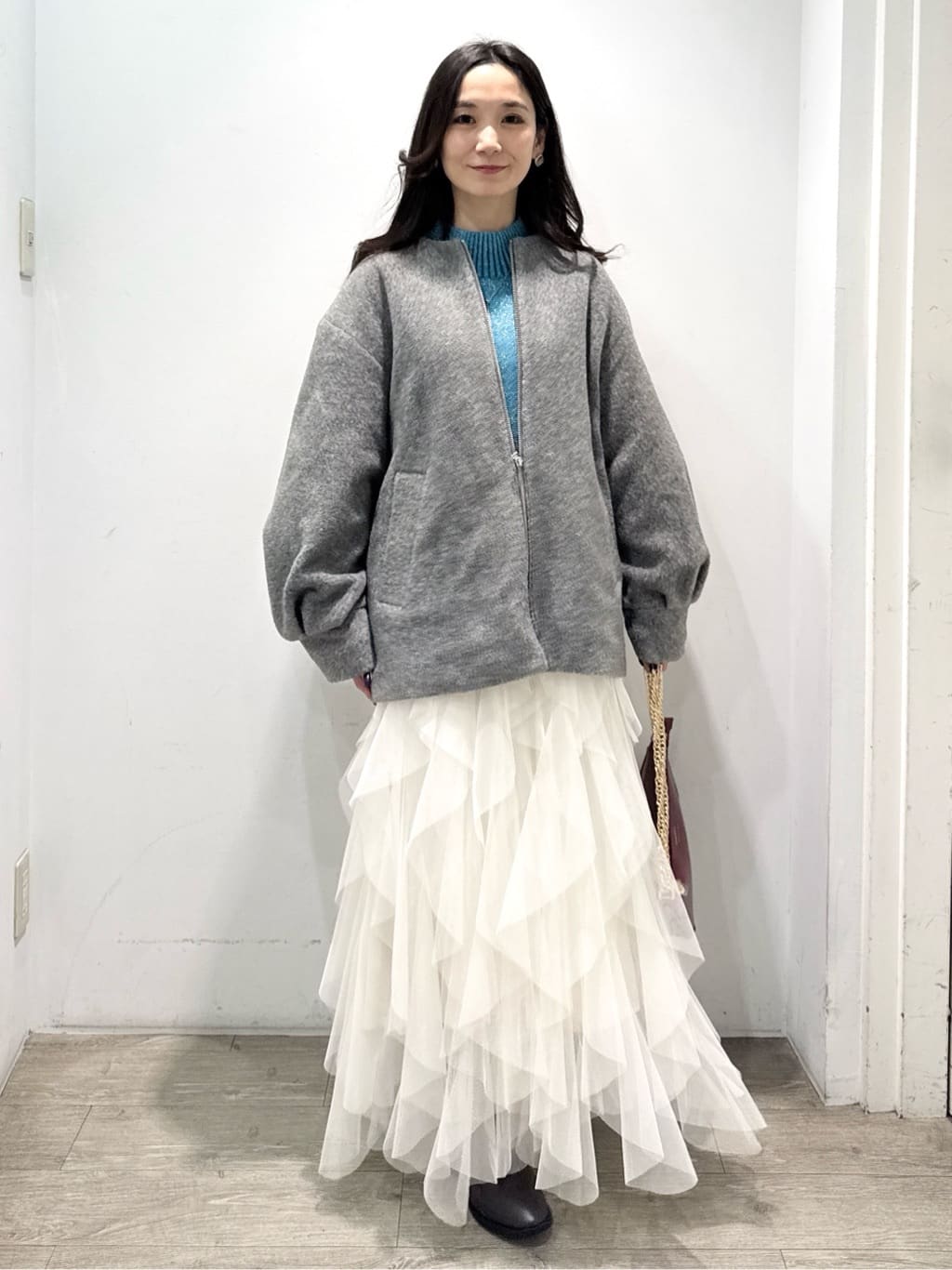yuicciさんの「OPAQUE.CLIP｜ベロア&times;ゴールドメタル縁取りスクエアピアス」を使ったコーディネート