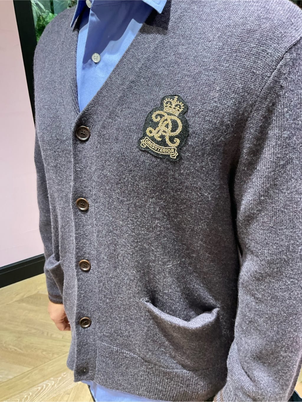 Nagaseさんの「DRESSTERIOR｜ウォッシャブル エンブレムカーディガン」を使ったコーディネート