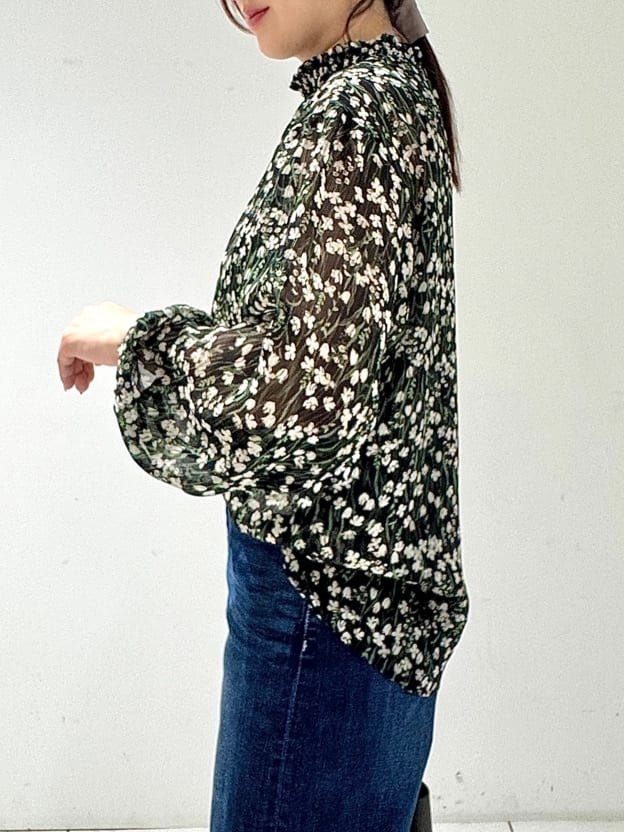 そんさんの「INDIVI｜【秋映え柄/セットアップ可能】フラワーシフォンブラウス」を使ったコーディネート