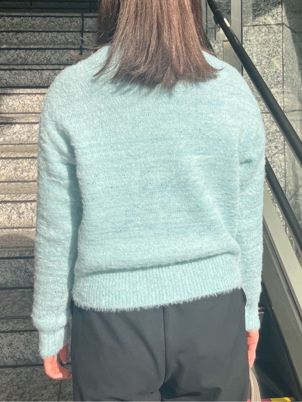 HANNAさんの「OPAQUE.CLIP｜スパンコールフェザーVネックニット【洗濯機OK】」を使ったコーディネート