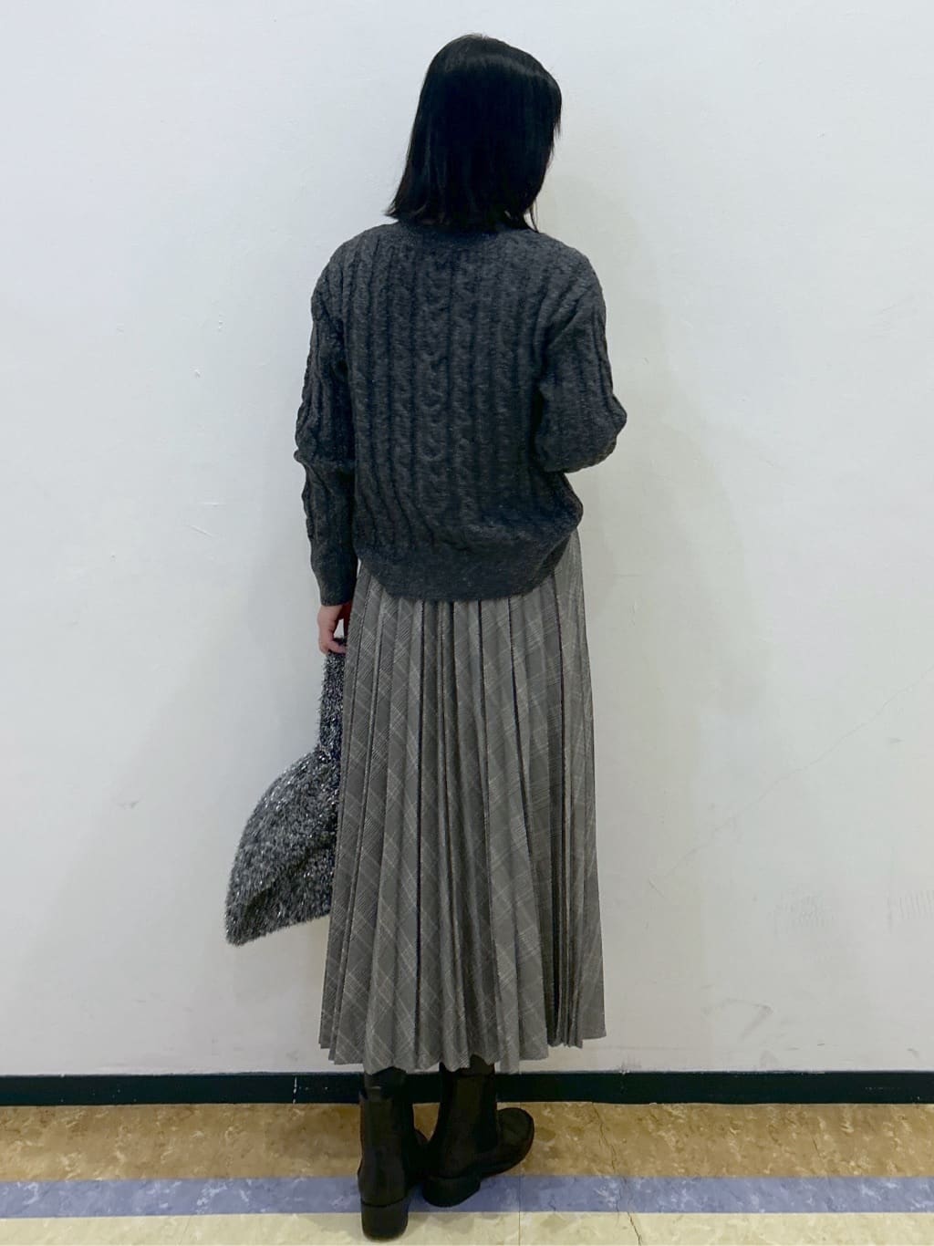 su.さんの「index｜ラメ混ファンシーケーブルVネックニット【洗濯機OK】」を使ったコーディネート