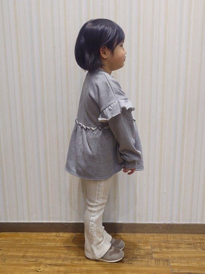 Yuiさんの「SHOO･LA･RUE｜【100-150cm】ラメ裏毛ペプラムトップス」を使ったコーディネート
