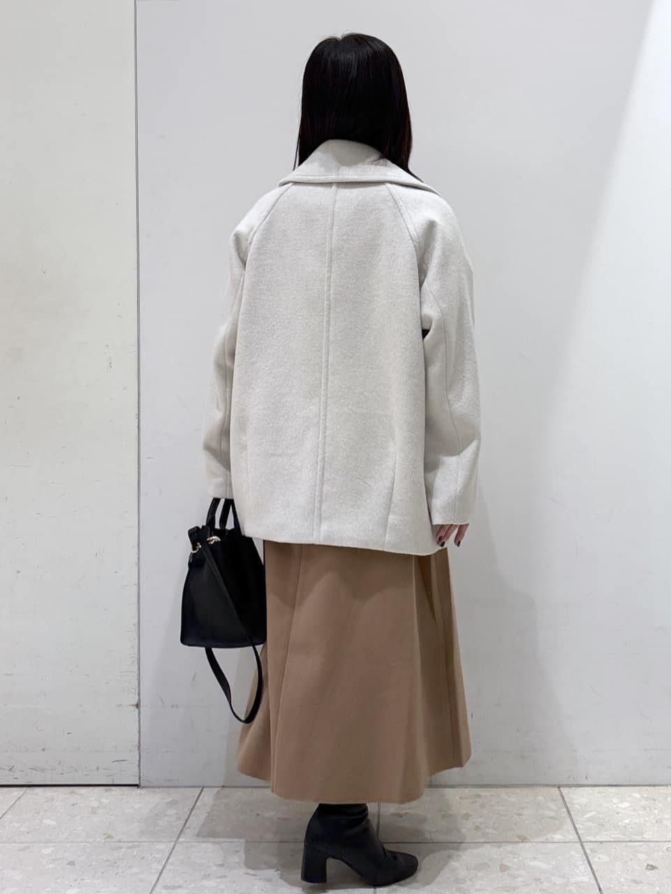 mameさんの「OPAQUE.CLIP｜カシミヤブレンドウールミドルピーコート」を使ったコーディネート
