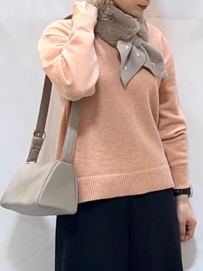 𝐇𝐢𝐫𝐨𝐦𝐢さんの「SHOO･LA･RUE｜【S-LL/洗濯機可】さりげないラメが上品　クルーネックニット」を使ったコーディネート